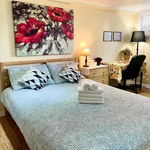 Privatunterkunft Perfect Home-private Washrooms,free Parking,high Speed Net Toronto